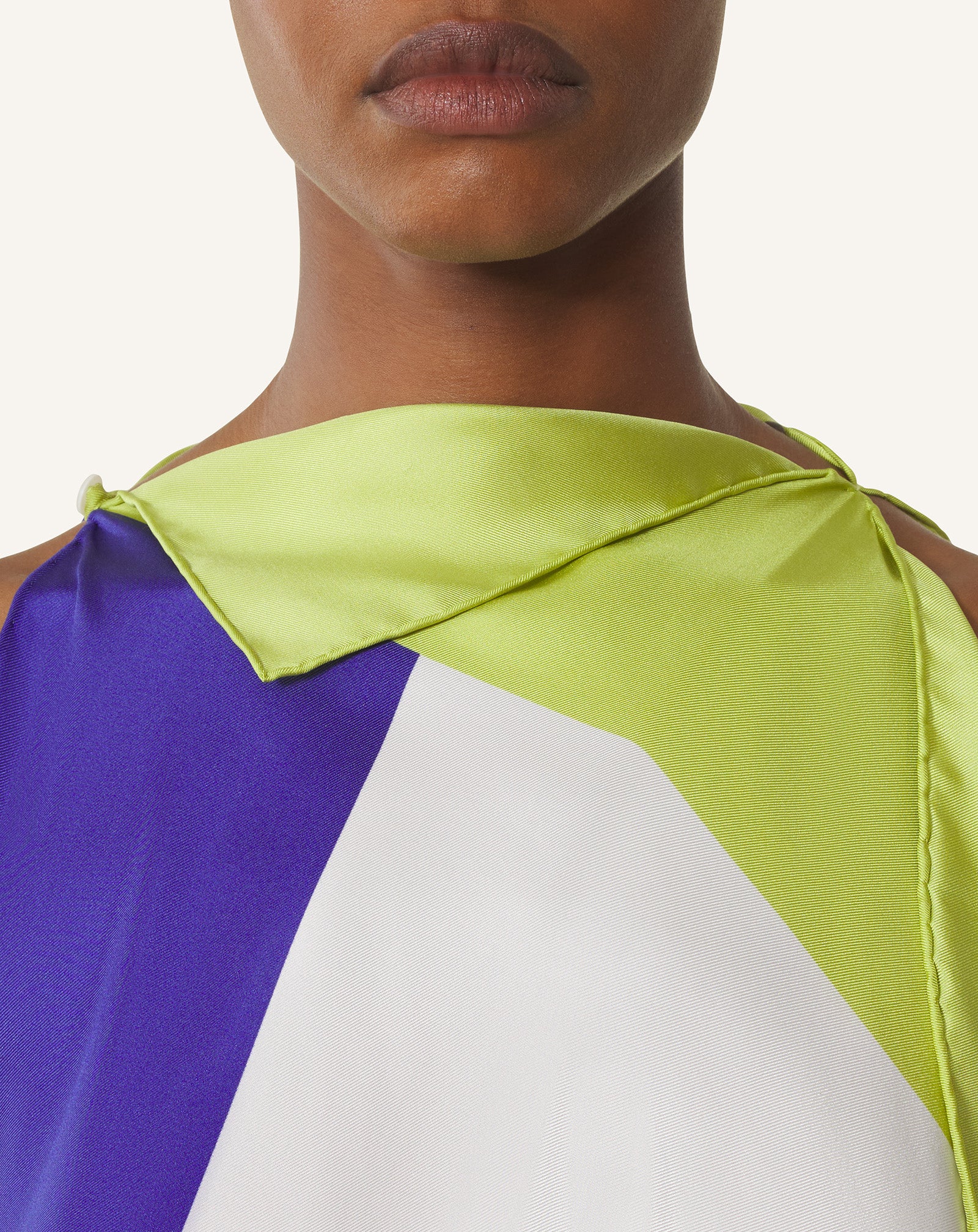GRAPHIC PRINT SILK TOP