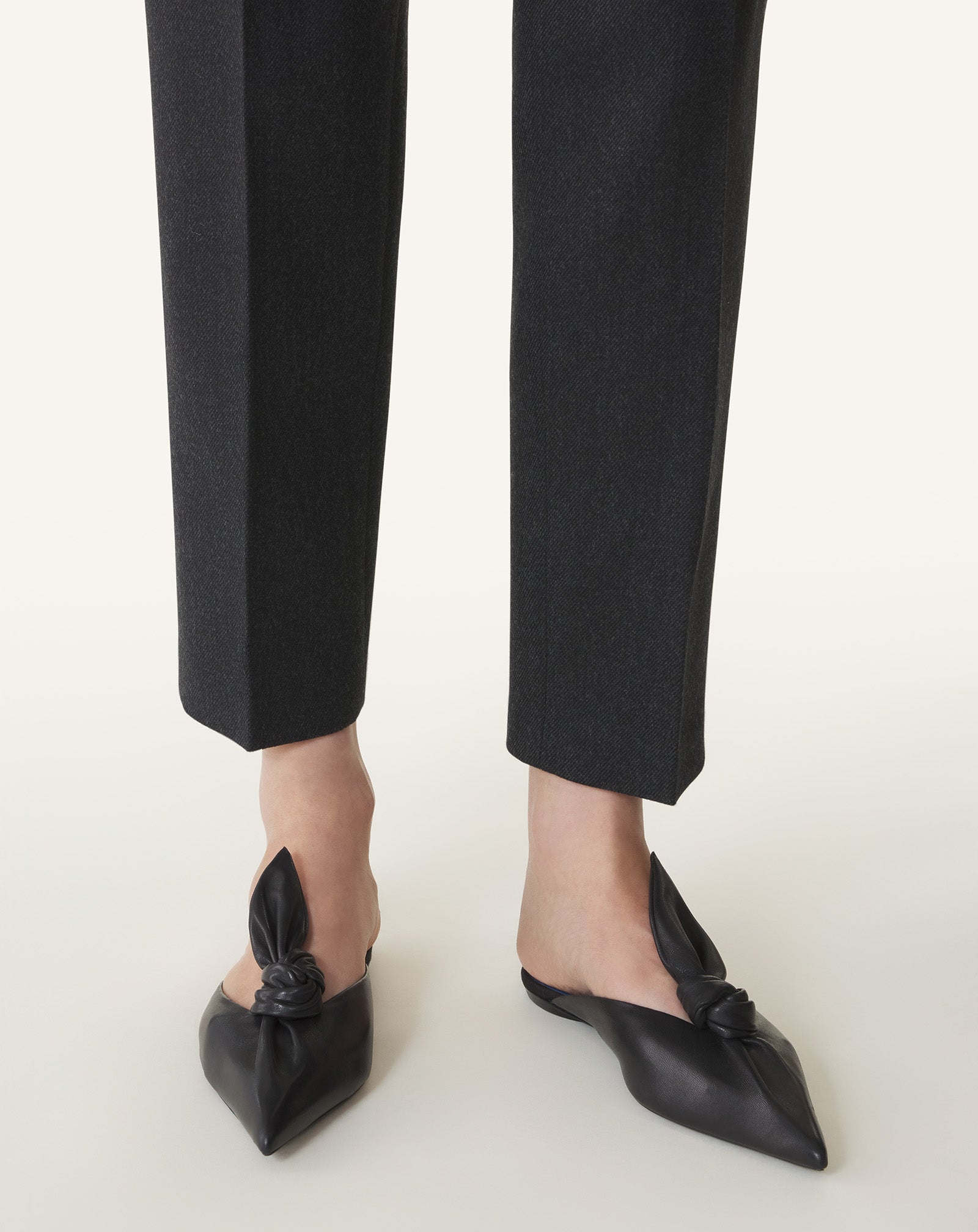 MIDNIGHT STEP LEATHER BOW MULE