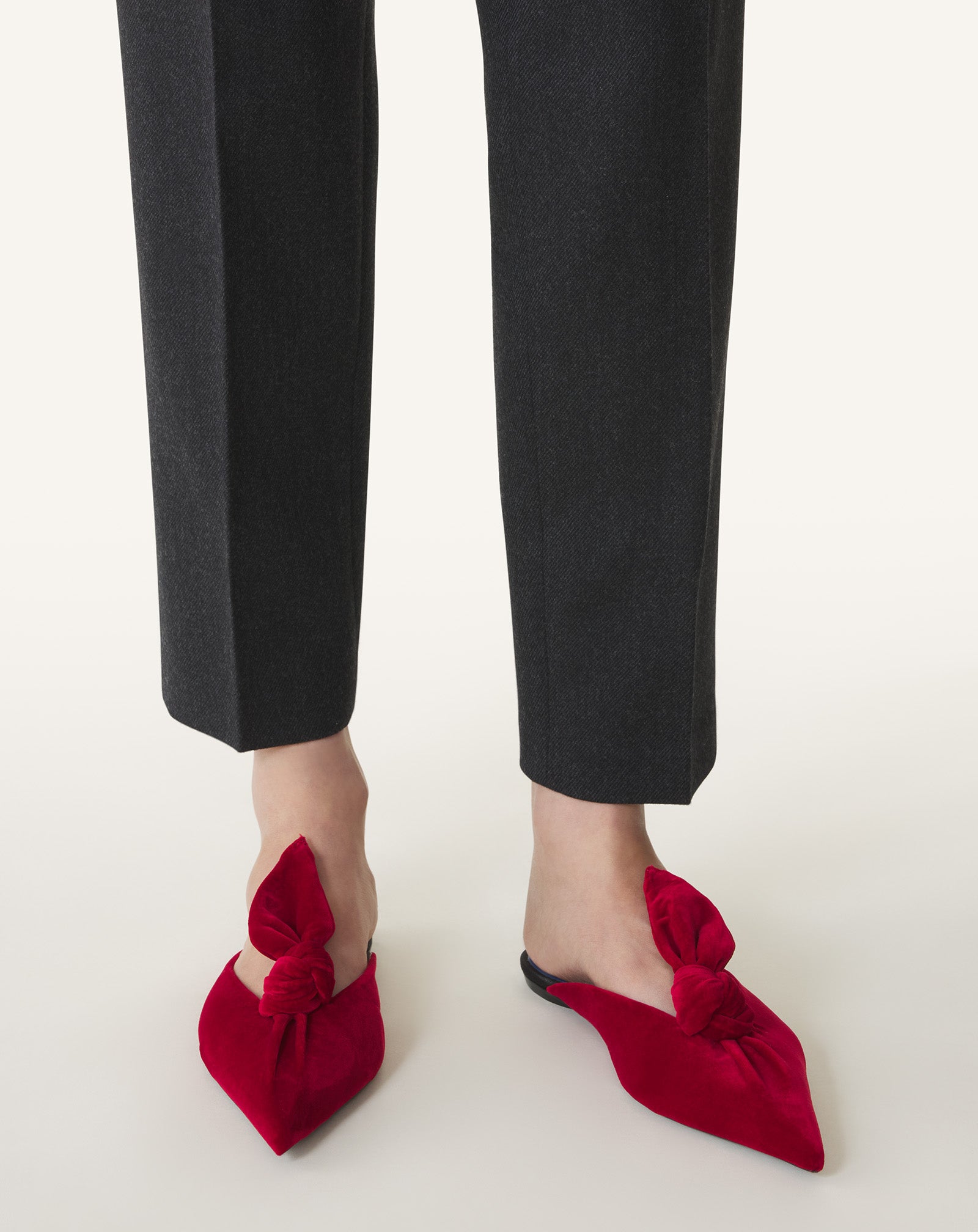 MIDNIGHT STEP VELVET BOW MULE