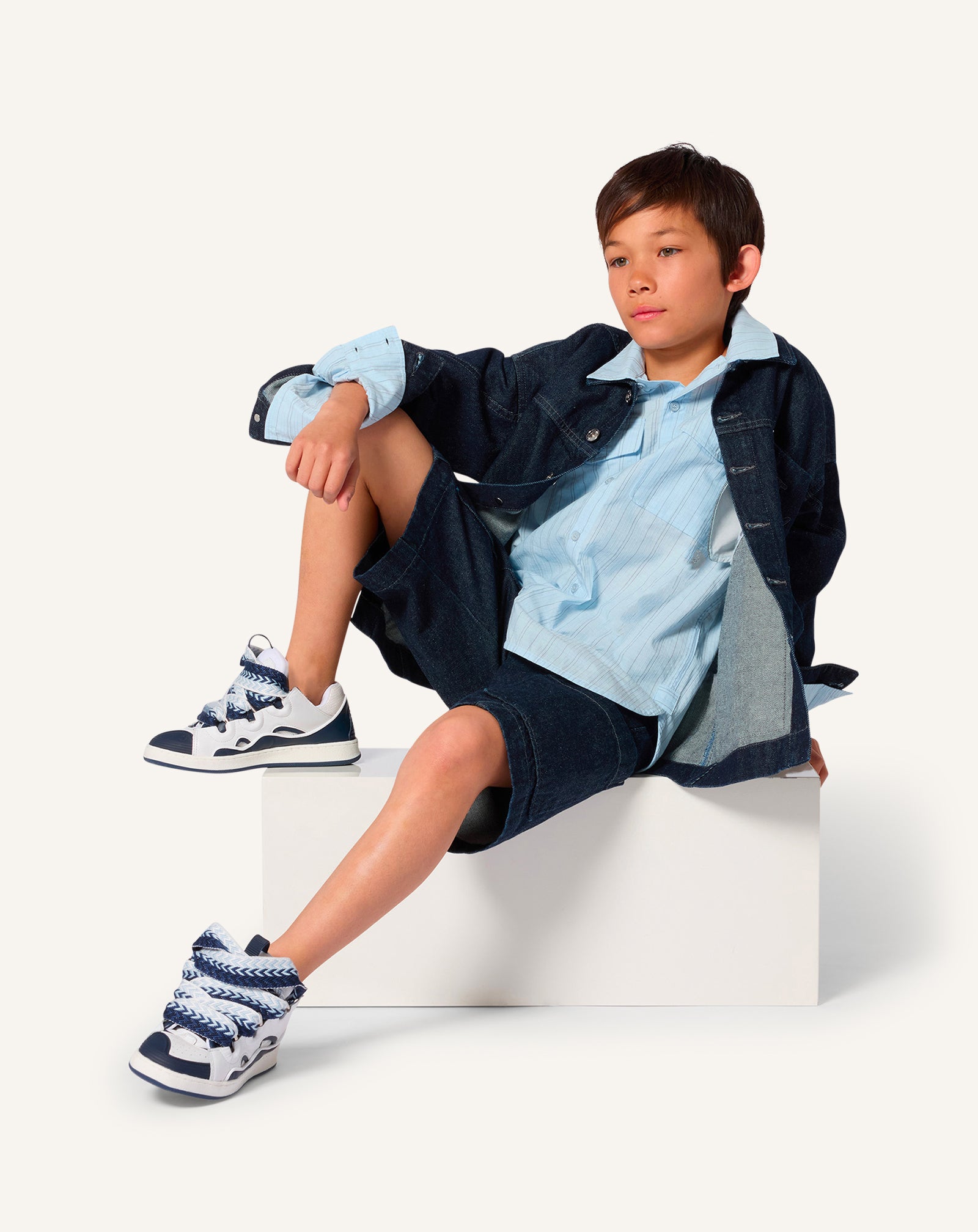 BLUE LONG-SLEEVED SHIRT