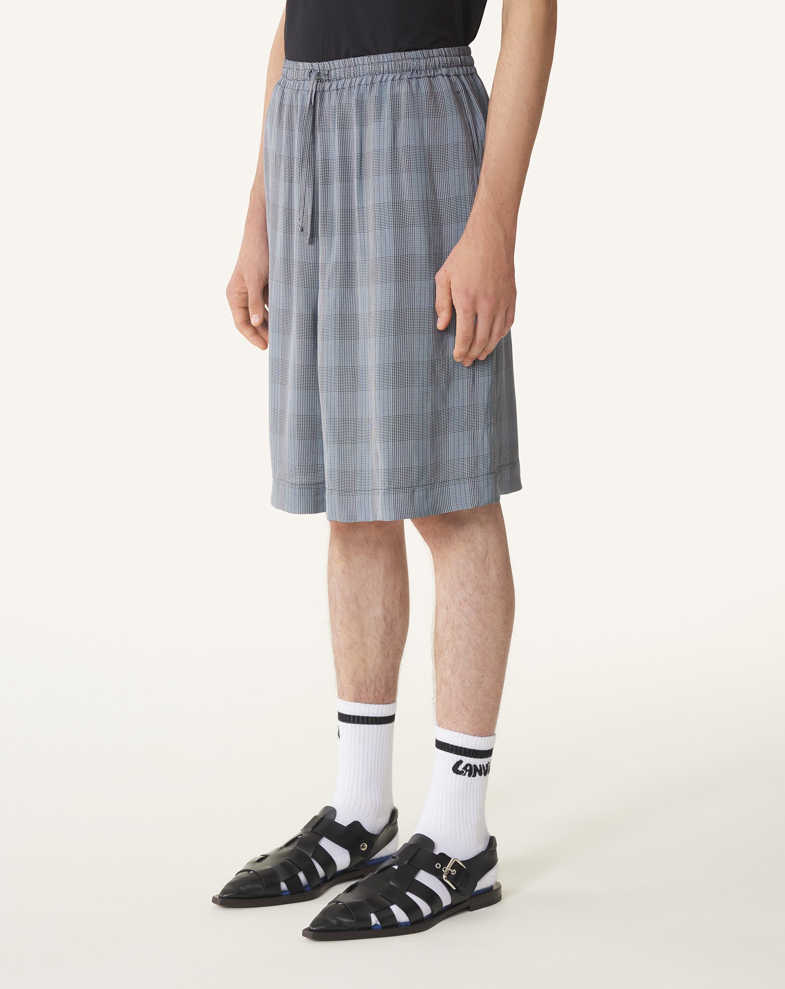 BLACK VISCOSE BERMUDA SHORTS