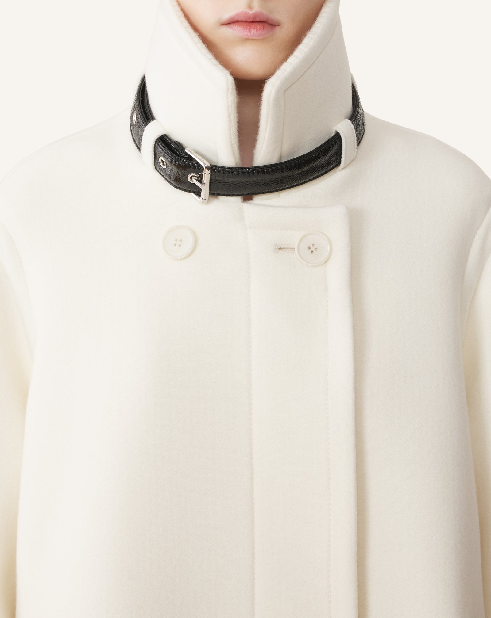 WHITE SHORT WOOL COAT WITH STAND-UP COLLAR