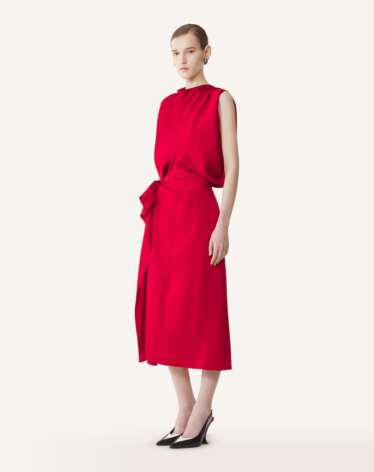 RED SLEEVELESS DRAPED DRESS IN SATIN