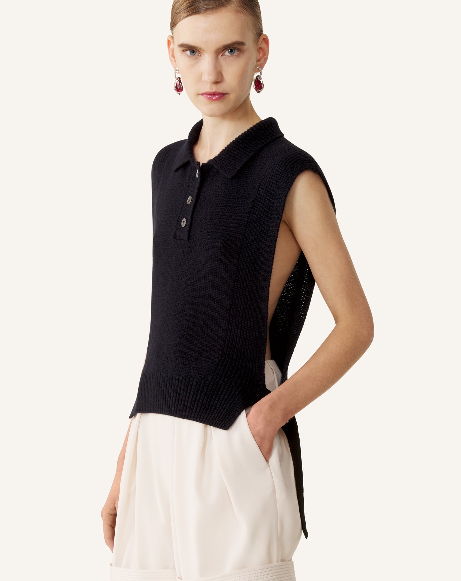 SLEEVELESS CASHMERE SWEATER