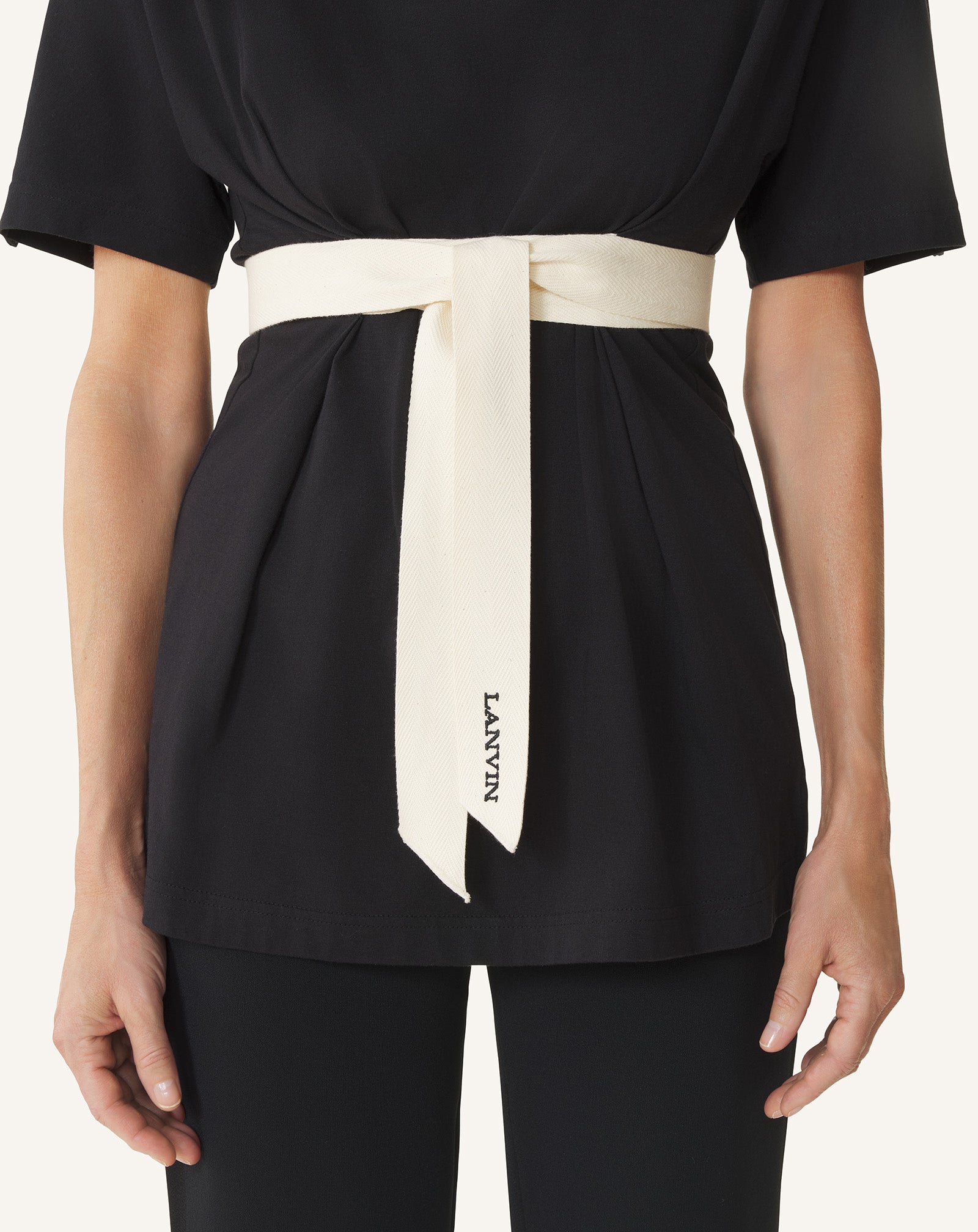 BLACK BELTED T-SHIRT IN COTTON AND SILK